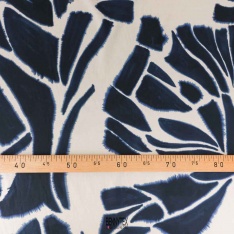 popeline de coton 100 fils dessin ethique fond beige et blu marine