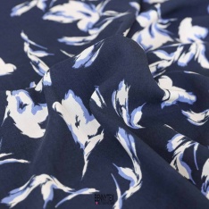 fibranne viscose fond bleu marine a fleurs indigo ecru