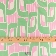 satinette de coton dessin geometrique fond beige ton de rose et vert clair