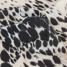 voile viscose soie tache noir fond beige