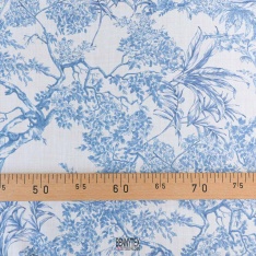 voile rami style lin toile de jouy souple fond blan et bleu ciel layette