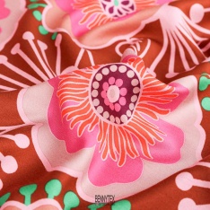 satin viscose dessin batique fleur fond tabac rose fushia