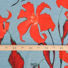 voile de coton gauffré grosse fleurs fond gris clair souri