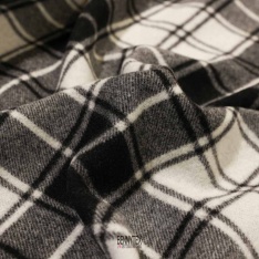 coupon velours de laine carreau fond blanc et noir tres doux