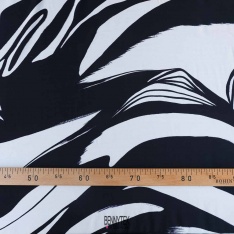 twill satin de viscose de luxe rayé en forme fond blanc