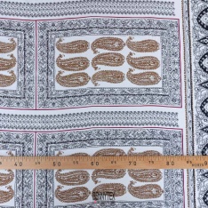 twill viscose fibranne panneau cachemire fond ecru cassé