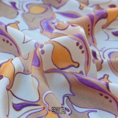 satinette de soie viscose fond champagne a motif sable et violet