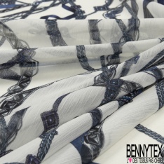 Mousseline Voile Polyester Crépon façon soie imprimé motif chaine ton bleue Fond blanc discret transparent