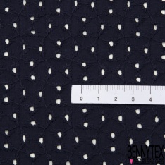 Broderie anglaise coloris rouge minéral motif petit trou relié par broderie ton sur ton