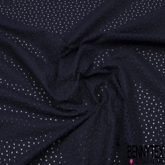 Broderie anglaise coloris rouge minéral motif petit trou relié par broderie ton sur ton