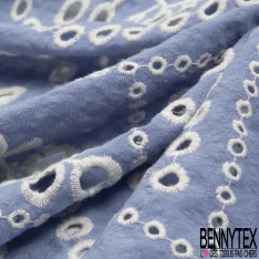 Broderie anglaise motif floral ton sur ton fond carreaux chamois saumonn petite laize double base festonnée