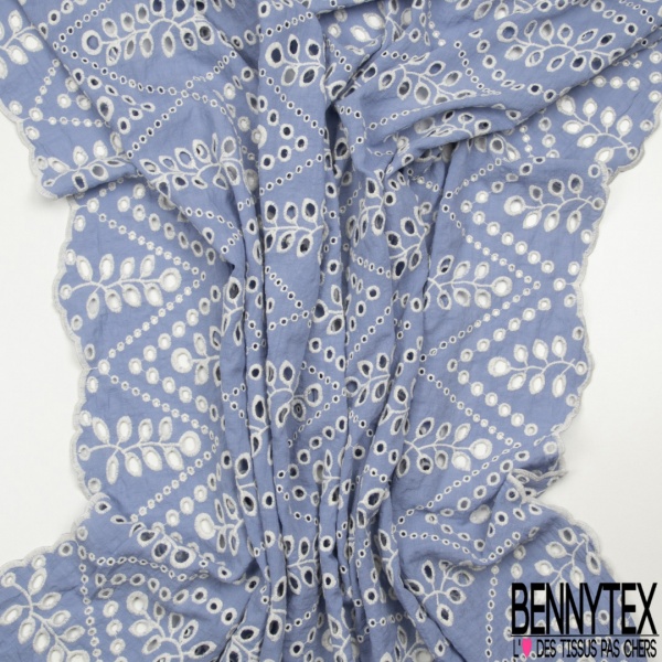 Broderie anglaise motif floral ton sur ton fond carreaux chamois saumonn petite laize double base festonnée