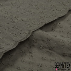 Broderie anglaise motif floral fils blanc cassé fond nuage pourpre petite laize double base festonnée