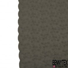 Broderie anglaise motif floral fils blanc cassé fond nuage pourpre petite laize double base festonnée